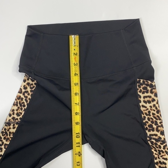 Zyia Active Cropped Leopard Print Crop Leggings/Capri With Pockets - Picture 5 of 9